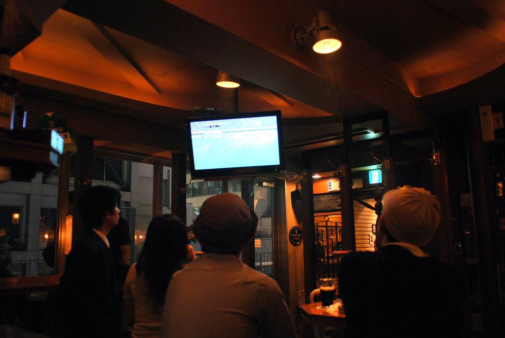 Pub’da maç izleyen taraftarlar